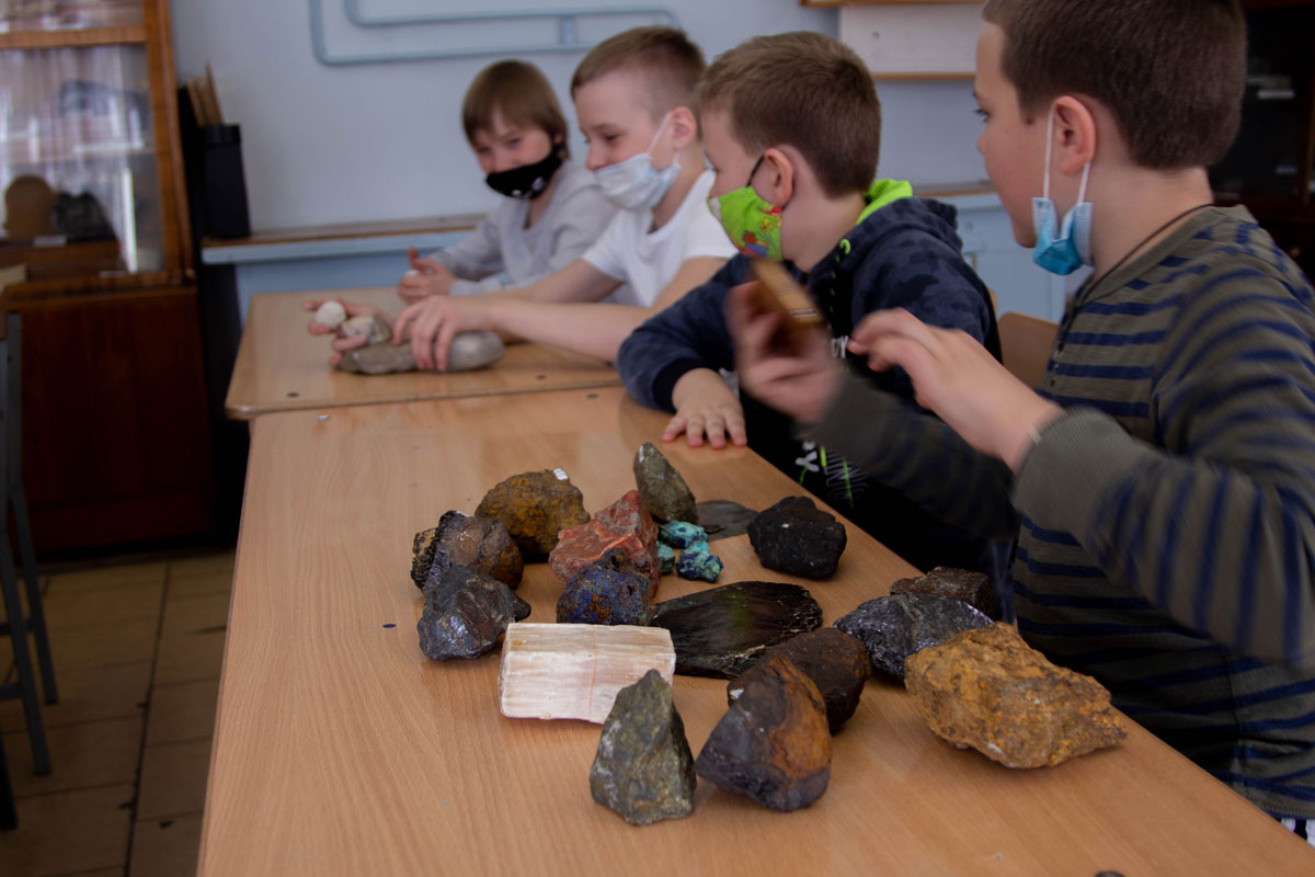 Юные геологи и «опытные специалисты»