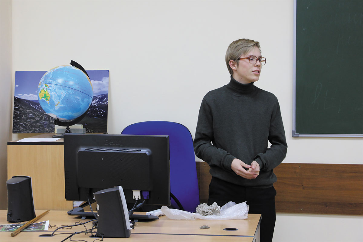 Илья Груздев проводит занятие для членов Клуба юных геологов ГГМ РАН