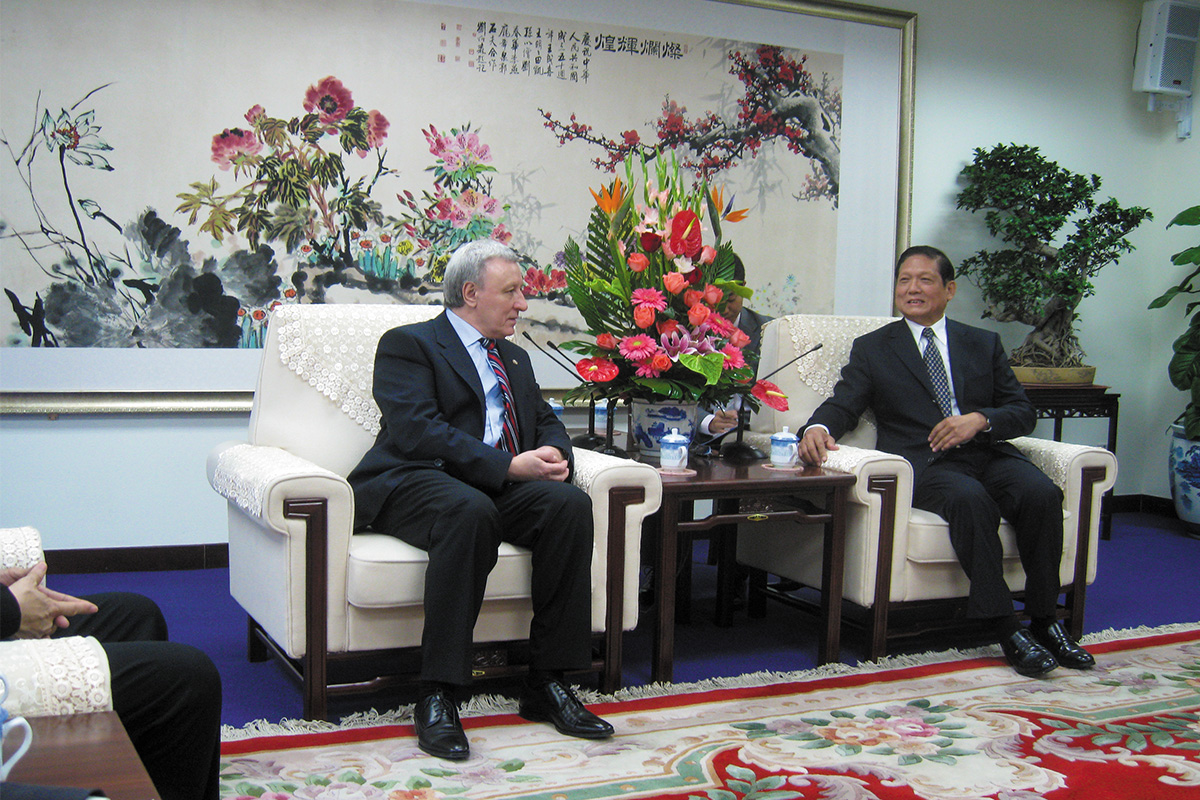 Академик Бондур В.Г. на встрече с мэром г. Пекина 