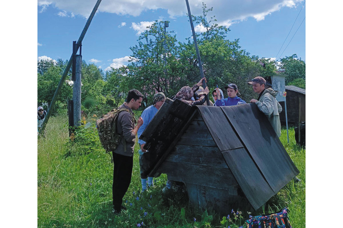 Рис. 5. Отбор проб воды из колодца (д. Белое)